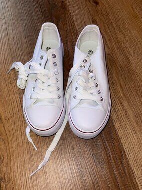 White Canvas Shoes size 5.5 Never Worn